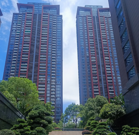 天载配资 有种痛苦叫买了“超高层”，住着不舒服还卖不掉，已经沦为不动产